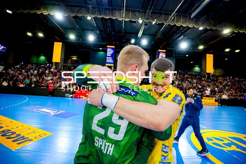 Umarmung David Späth (29;Rhein Neckar Löwen), Halil Jaganjac (45;Rhein Neckar Löwen)