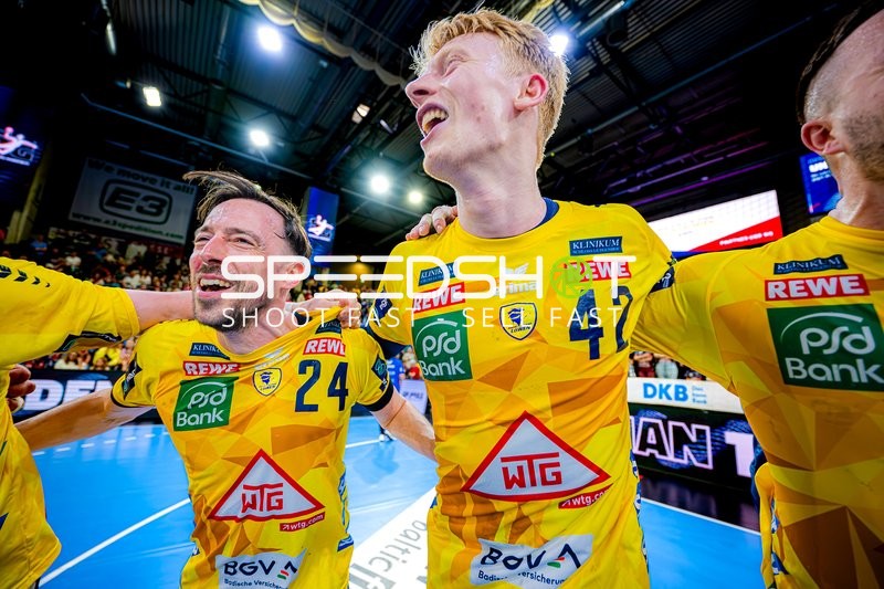 Feier nach Spielende Patrick Groetzki (24;Rhein Neckar Löwen), Jon Lindenchrone Andersen (42;Rhein Neckar Löwen)