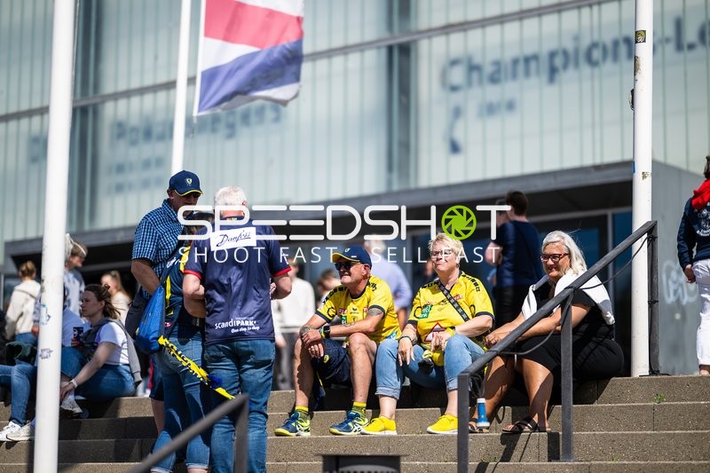 Fans in Aufwärmtrikots vor Spiel