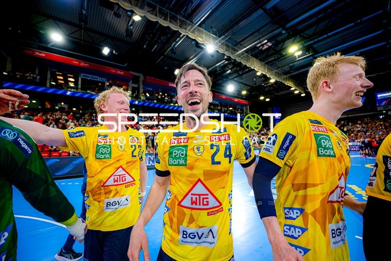 Feier nach Spielende Gustav Davidsson (22;Rhein Neckar Löwen), Patrick Groetzki (24;Rhein Neckar Löwen), 