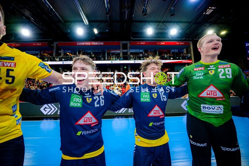 Feier mit David Móré (15;Rhein Neckar Löwen), , David Späth (29;Rhein Neckar Löwen)