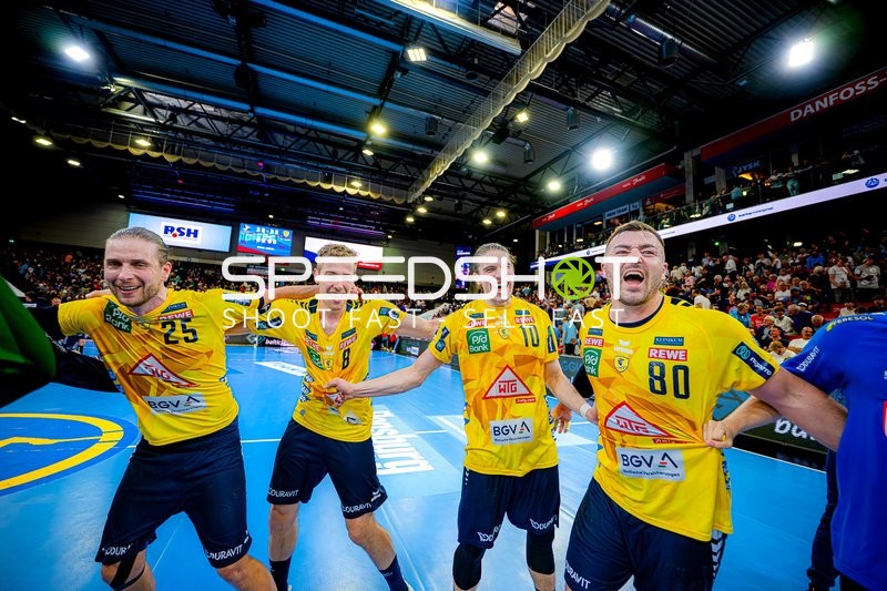 Feier nach Spielende Olle Forsell-Schefvert (25;Rhein Neckar Löwen), Tim Nothdurft (8;Rhein Neckar Löwen), Juri Knorr (10;Rhein Neckar Löwen), Jannik Kohlbacher (80;Rhein Neckar Löwen)