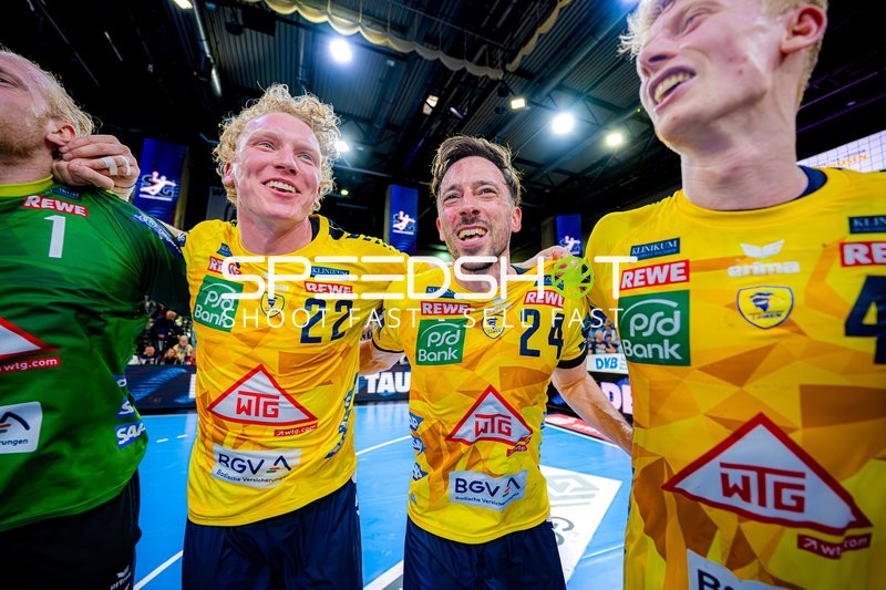 Jubel nach Spielende Gustav Davidsson (22;Rhein Neckar Löwen), Patrick Groetzki (24;Rhein Neckar Löwen), Mikael Appelgren (1;Rhein Neckar Löwen)