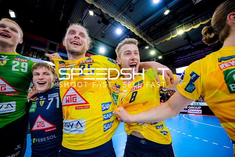 Feier nach Spielende David Späth (29;Rhein Neckar Löwen), Lennart Karrenbauer (71;Rhein Neckar Löwen), Olle Forsell-Schefvert (25;Rhein Neckar Löwen), Tim Nothdurft (8;Rhein Neckar Löwen)