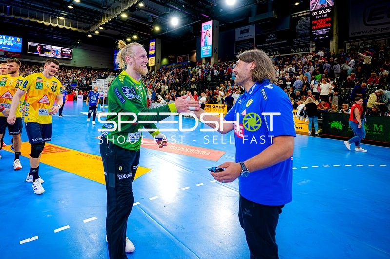 Mikael Appelgren (1, Rhein Neckar Löwen) und Spieler in blau geben sich die Hand