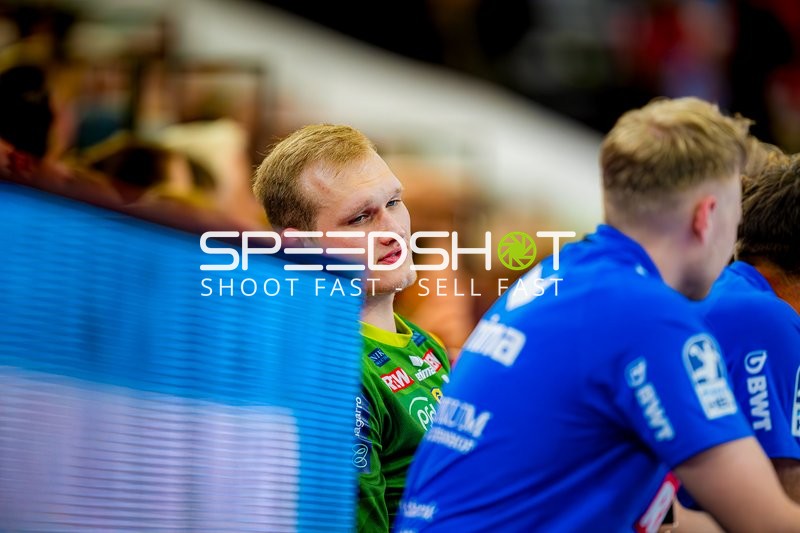 Torwart David Späth (29;Rhein Neckar Löwen) beobachtet Spiel