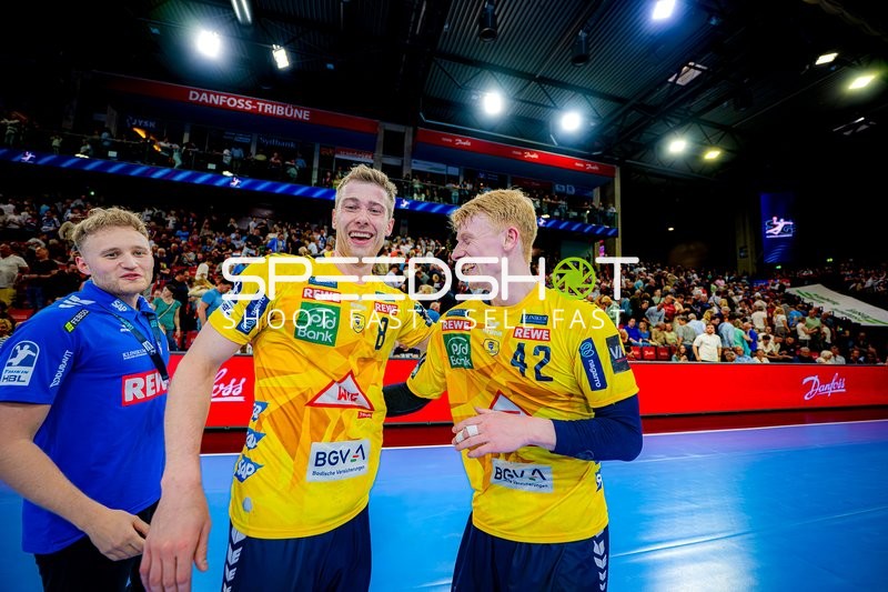 Tim Nothdurft (8, Rhein Neckar Löwen) und Jon Lindenchrone Andersen (42, Rhein Neckar Löwen) feiern