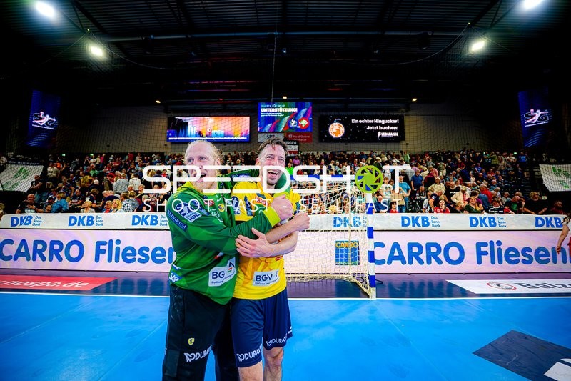 Torwart Mikael Appelgren (1;Rhein Neckar Löwen) umarmt Patrick Groetzki (24;Rhein Neckar Löwen)