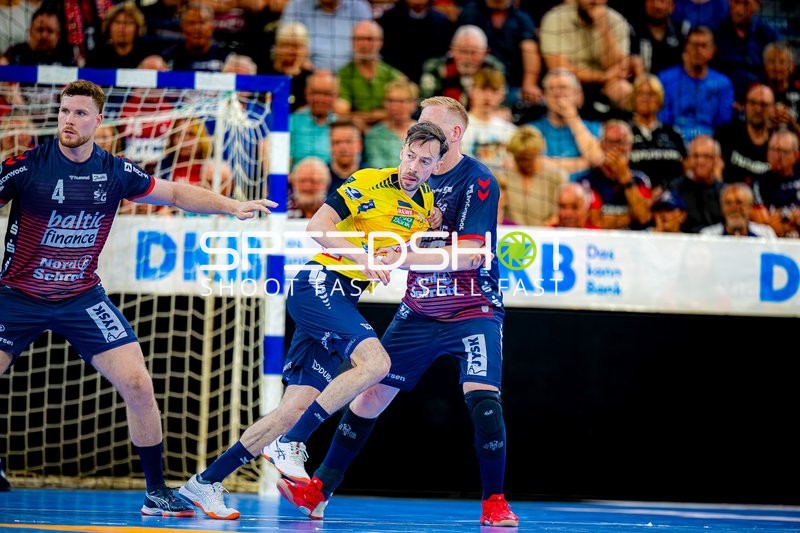 Block von 4; SG Flensburg Handewitt gegen Patrick Groetzki (24;Rhein Neckar Löwen)