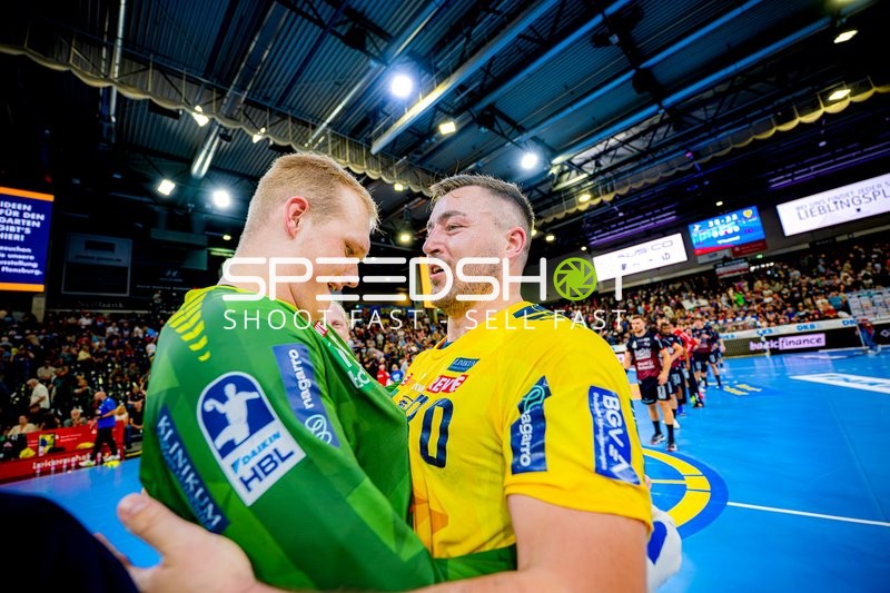 Umarmung nach Spielende Jannik Kohlbacher (80;Rhein Neckar Löwen), David Späth (29;Rhein Neckar Löwen)