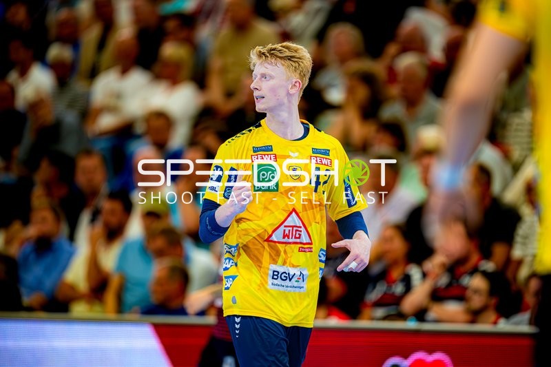 Aktion von Jon Lindenchrone Andersen (42;Rhein Neckar Löwen) in Gelb