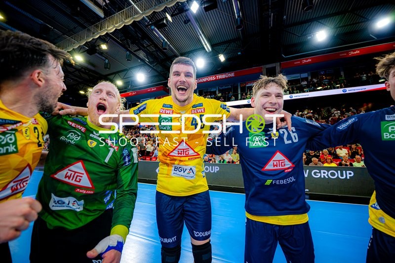 Feier Mikael Appelgren (1;Rhein Neckar Löwen), Halil Jaganjac (45;Rhein Neckar Löwen), Niklas Michalski (26;Rhein Neckar Löwen)