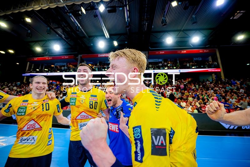 Torjubel Juri Knorr (10;Rhein Neckar Löwen), Jannik Kohlbacher (80;Rhein Neckar Löwen)