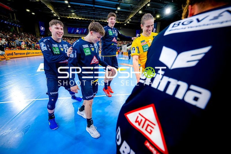 Valentin Willner (34, Rhein Neckar Löwen) und 71, Rhein Neckar Löwen feiern