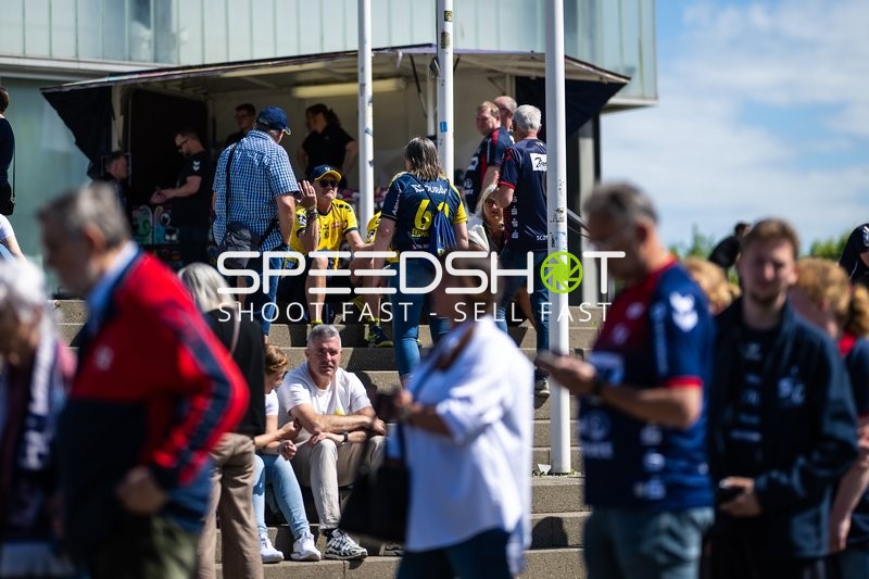 Fans vor Stadion in Flensburg