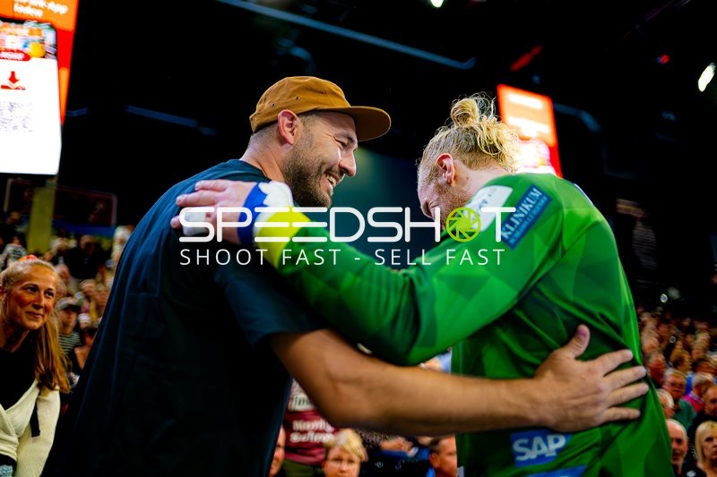 Begrüßung vor Publikum