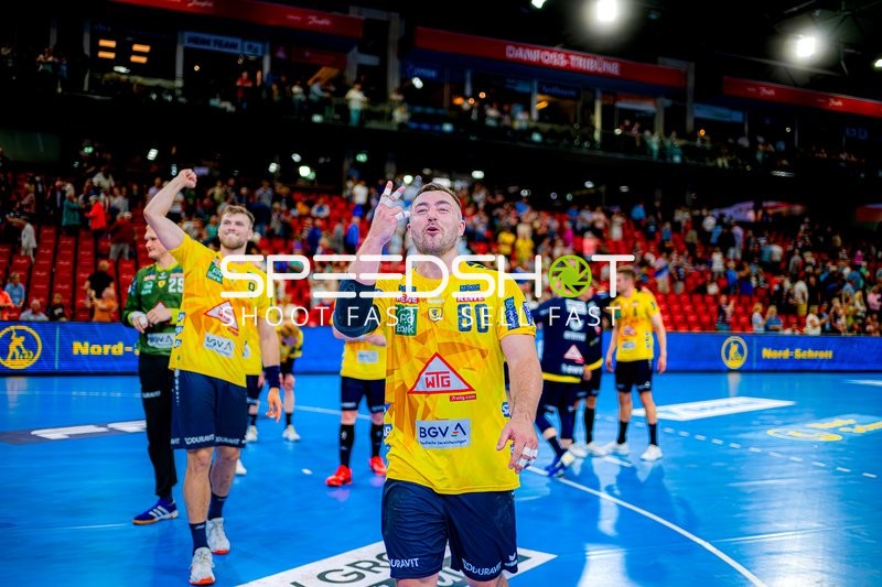 Feier nach Spielende Jannik Kohlbacher (80;Rhein Neckar Löwen), Steven Plucnar Jacobsen (9;Rhein Neckar Löwen)