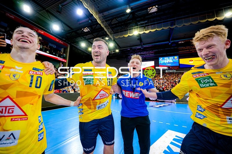 Feier nach Spielende Juri Knorr (10;Rhein Neckar Löwen), Jannik Kohlbacher (80;Rhein Neckar Löwen), Buric  Benjamin (0;SG Flensburg Handewitt)