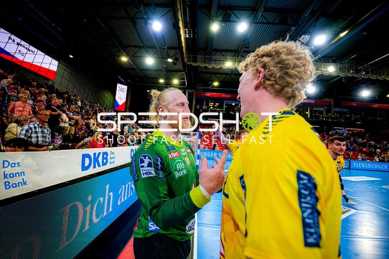 Torwart-Diskussion Mikael Appelgren (1;Rhein Neckar Löwen), Halil Jaganjac (45;Rhein Neckar Löwen)