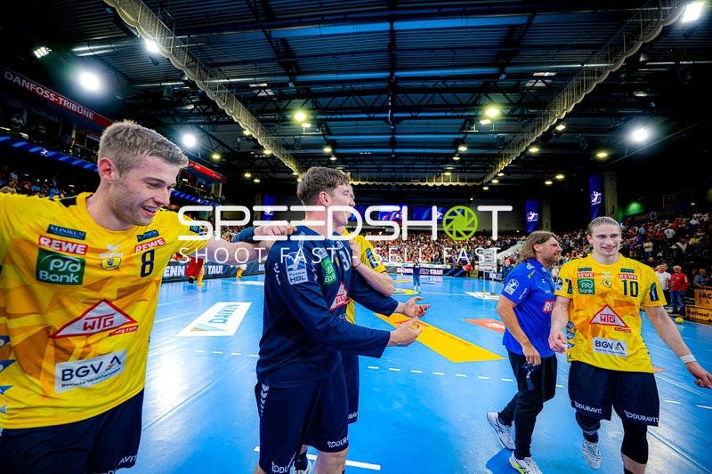 Feier nach Spielende Juri Knorr (10;Rhein Neckar Löwen), Tim Nothdurft (8;Rhein Neckar Löwen)