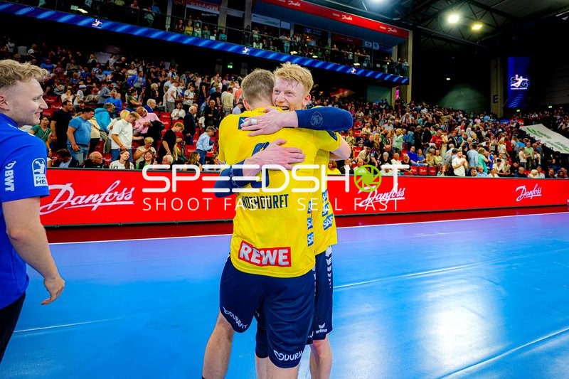 Umarmung Tim Nothdurft (8;Rhein Neckar Löwen), Jon Lindenchrone Andersen (42;Rhein Neckar Löwen)