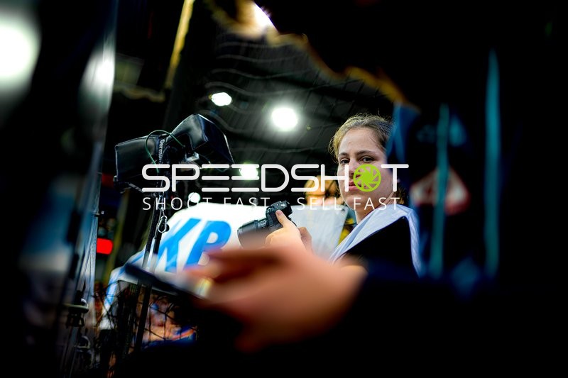 Person am Spielfeldrand ohne Spielaktion