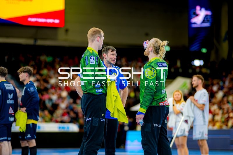 Timeout mit Mikael Appelgren (1;Rhein Neckar Löwen), Patrick Groetzki (24;Rhein Neckar Löwen)