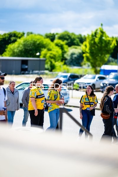 Warmup mit Fans und Spielern