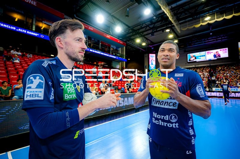 Aufwärmen Buric  Benjamin (0;SG Flensburg Handewitt), Patrick Groetzki (24;Rhein Neckar Löwen)