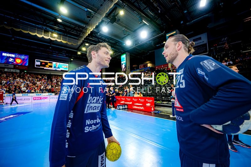 Gespräch mit Ball 25; SG Flensburg Handewitt, Olle Forsell-Schefvert (25;Rhein Neckar Löwen)