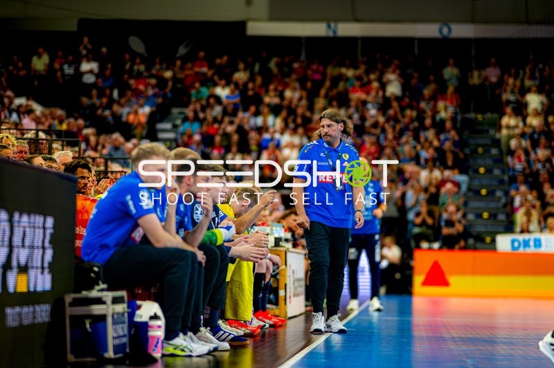 Trainer an der Seitenlinie Dragan Jerkovic (98;Rhein Neckar Löwen)