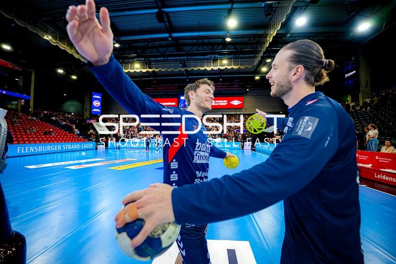 Begrüßung Buric  Benjamin (0;SG Flensburg Handewitt), Olle Forsell-Schefvert (25;Rhein Neckar Löwen)