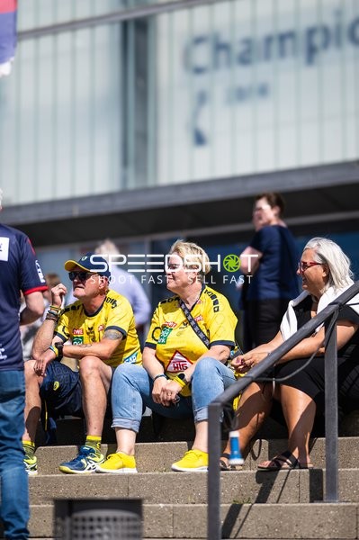 Zuschauer in Rhein Neckar Löwen Trikots