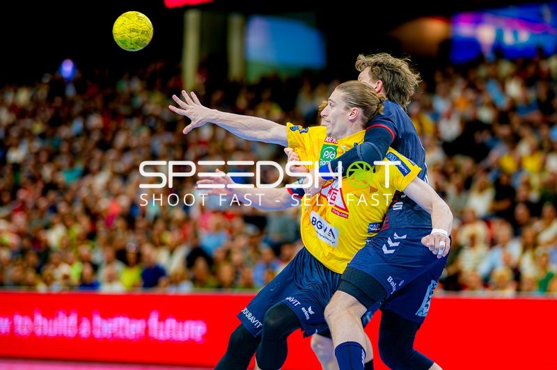 Blockaktion Juri Knorr (10;Rhein Neckar Löwen) gegen SG Flensburg Handewitt