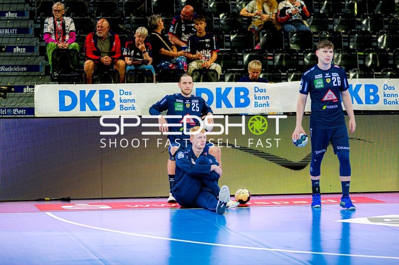 Aufwärmen Olle Forsell-Schefvert (25;Rhein Neckar Löwen), Niklas Michalski (26;Rhein Neckar Löwen), Jon Lindenchrone Andersen (42;Rhein Neckar Löwen)