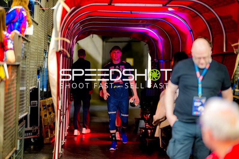 Spieler betritt Spielfeld Oskar Czertowicz (26;SG Flensburg Handewitt)