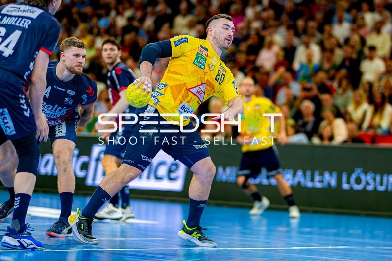 Wurf Jannik Kohlbacher (80;Rhein Neckar Löwen) gegen 4; SG Flensburg Handewitt