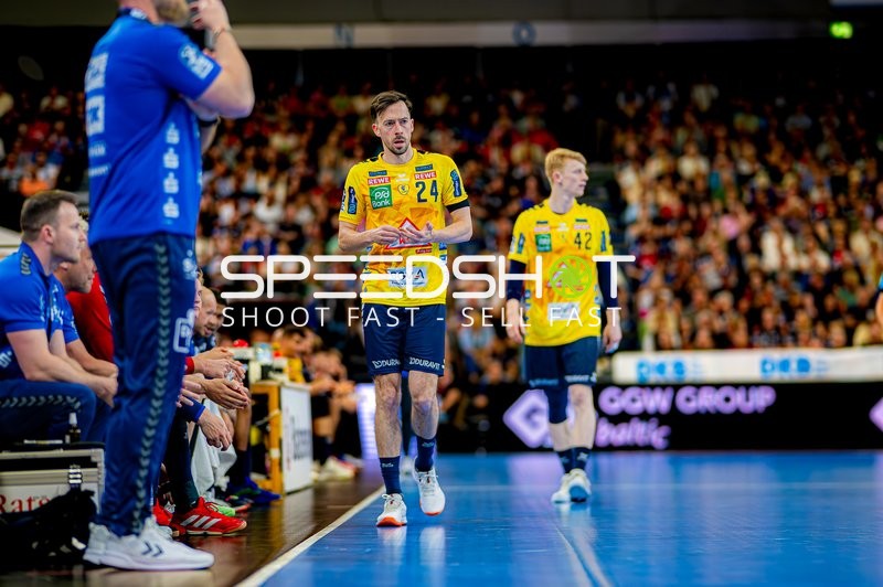 Patrick Groetzki (24, Rhein Neckar Löwen) und Jon Lindenchrone Andersen (42, Rhein Neckar Löwen) am Spielfeldrand