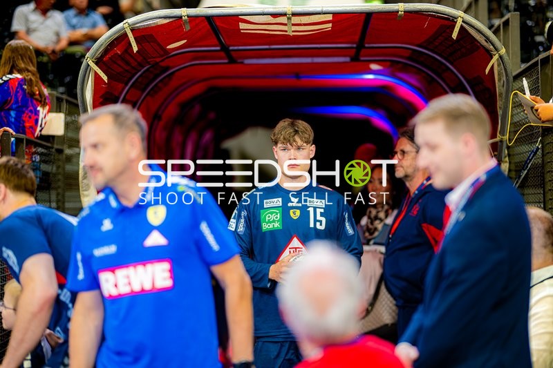 Spielerbetreten David Móré (15;Rhein Neckar Löwen)