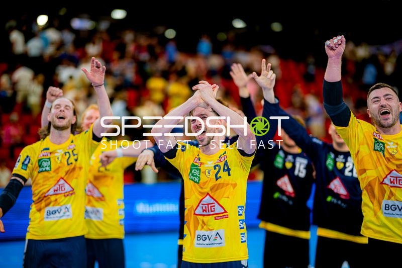 Feier nach Spielende Patrick Groetzki (24;Rhein Neckar Löwen), Olle Forsell-Schefvert (25;Rhein Neckar Löwen), Jannik Kohlbacher (80;Rhein Neckar Löwen)