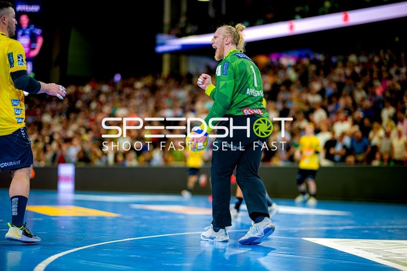 Torwart hält Ball Mikael Appelgren (1;Rhein Neckar Löwen)