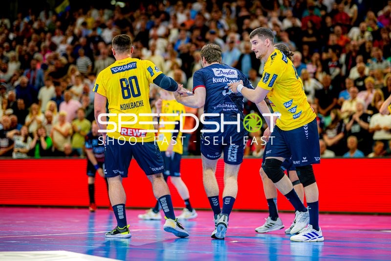 defensive Aktion Jannik Kohlbacher (80;Rhein Neckar Löwen), Oskar Czertowicz (26;SG Flensburg Handewitt)