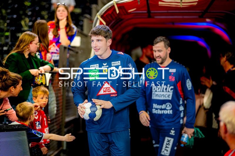 Spieler mit Ball Valentin Willner (34;Rhein Neckar Löwen)