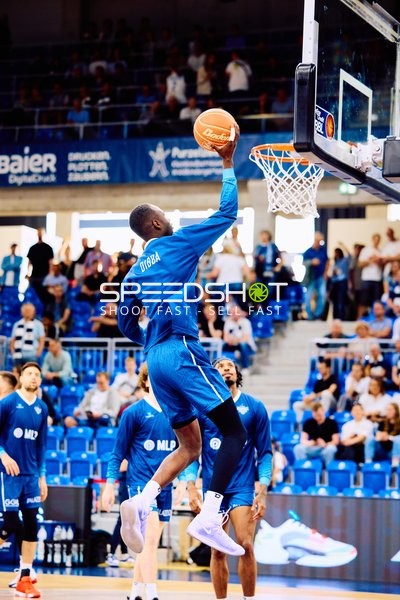 Layup Versuch Bakary Dibba (10;MLP Academics Heidelberg), Mateo Šerić (21;MLP Academics Heidelberg)