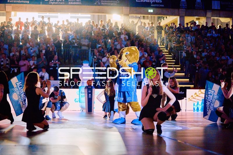 Maskottchen-Auftritt mit Cheerleadern Accy (99;MLP Academics Heidelberg)