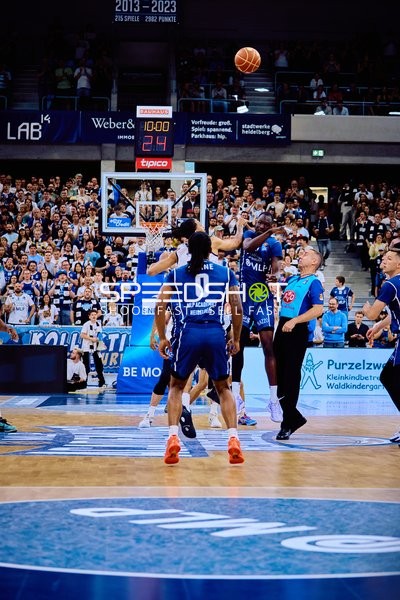 Sprungwurf Bakary Dibba (10;MLP Academics Heidelberg), Ryan Mikesell (33;MLP Academics Heidelberg)