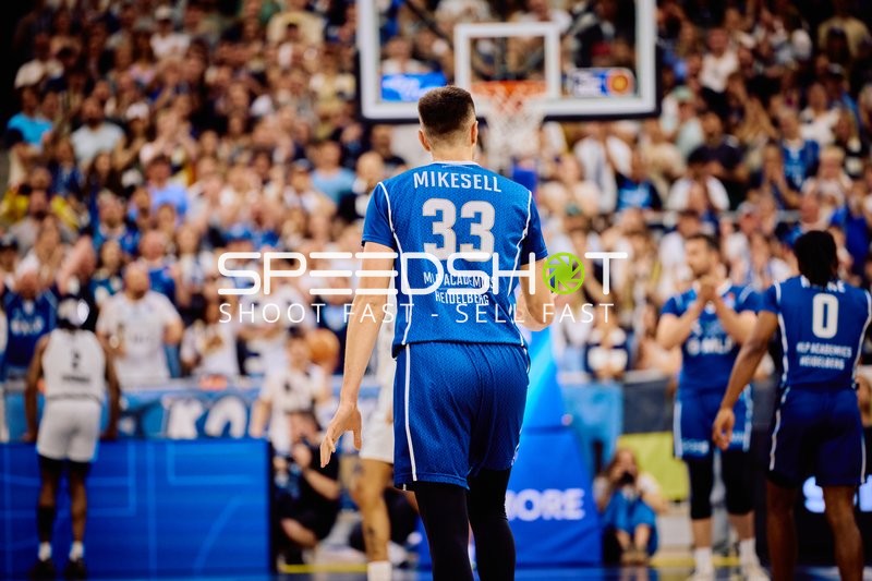 Spielunterbrechung mit Ryan Mikesell (33;MLP Academics Heidelberg), DJ Horne (0;MLP Academics Heidelberg)