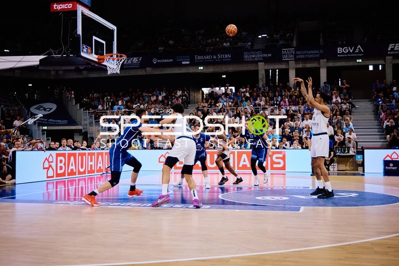 Wurfversuch Brendan Gregori (0;Niners Chemnitz) gegen Paul Zipser (9;MLP Academics Heidelberg), Ryan Mikesell (33;MLP Academics Heidelberg)