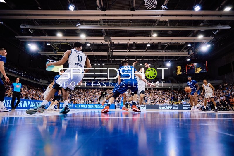 Michael Weathers (20, MLP Academics Heidelberg) passt zu Mateo Šerić (21, MLP Academics Heidelberg)