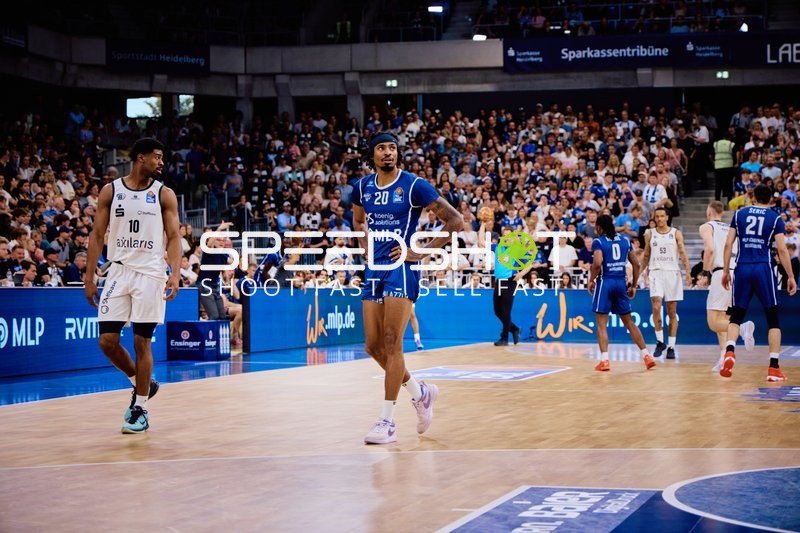 Spielunterbrechung mit Michael Weathers (20;MLP Academics Heidelberg) und Bakary Dibba (10;MLP Academics Heidelberg)